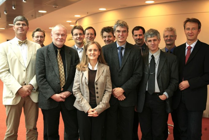 From left to right: Thomas Pütz (FZJ), Steffen Zacharias (UFZ), Hans Papen (FZK), Heye Bogena (FZJ), Peter Haschberger (DLR), Irena Hajnsek (DLR), Eckart Priesack (HMGU), Harry Vereecken (FZJ), Peter Dietrich (UFZ), Hans-Peter Schmid (FZK), Jean-Charles Munch (HMGU), Oliver Bens (GFZ)